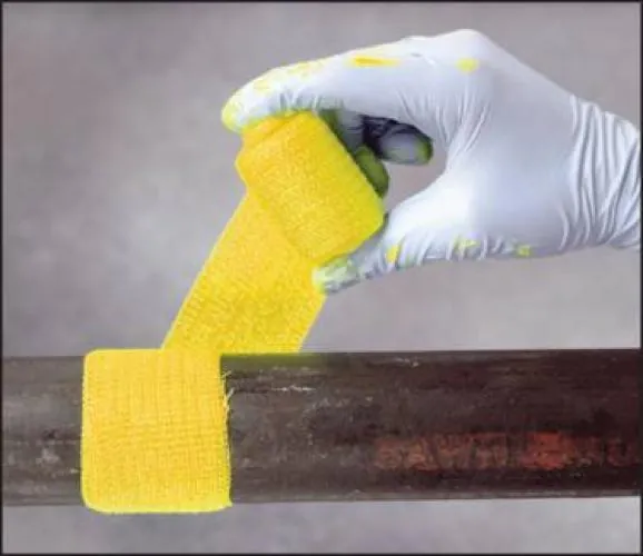 Anwendungsszene: Das getränkte Glasfaserband wird unter Spannung um ein leckendes Rohr gewickelt