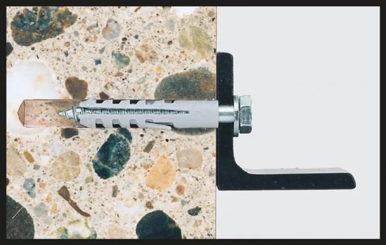 Anwendungsbeispiel: Ein S-Dübel verankert eine Rohrschelle sicher in einer Betonwand