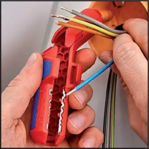 Anwendung 2 Robustes Knipex Abmantelungswerkzeug Ergostrip für Werkstatt und Handwerk
