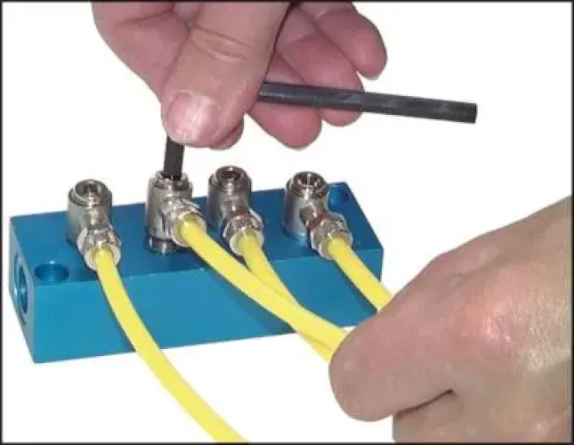 Foto der installierten Messing-Verschraubung in einem industriellen Druckluftsystem, ausgerichtet nach den Schlauchverläufen