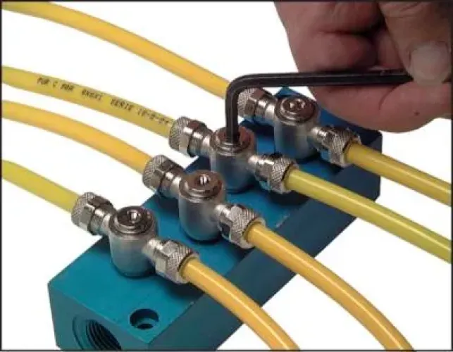 Foto der installierten Messing-Verschraubung in einem industriellen Druckluftsystem, ausgerichtet nach den Schlauchverläufen