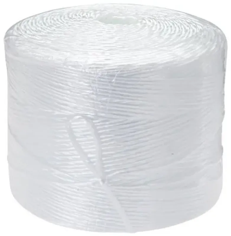 Eine große Spule mit aufgewickelter weißer, weicher Polykordel