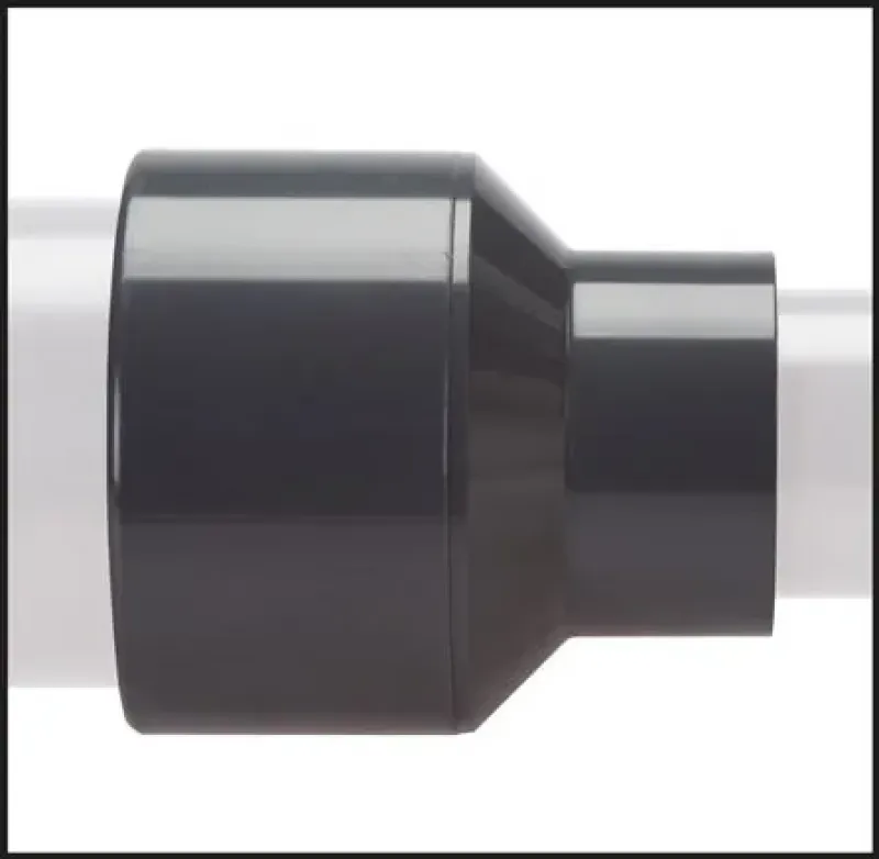 Anwendungsbeispiel 1: PVC-U Verbinder in einer Bewässerungsanlage montiert, der verschiedene Durchmesser verbindet