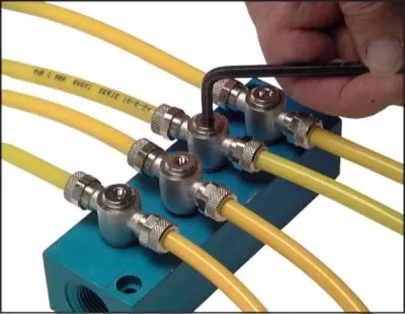 Foto der installierten Messing-Verschraubung in einem industriellen Druckluftsystem, ausgerichtet nach den Schlauchverläufen