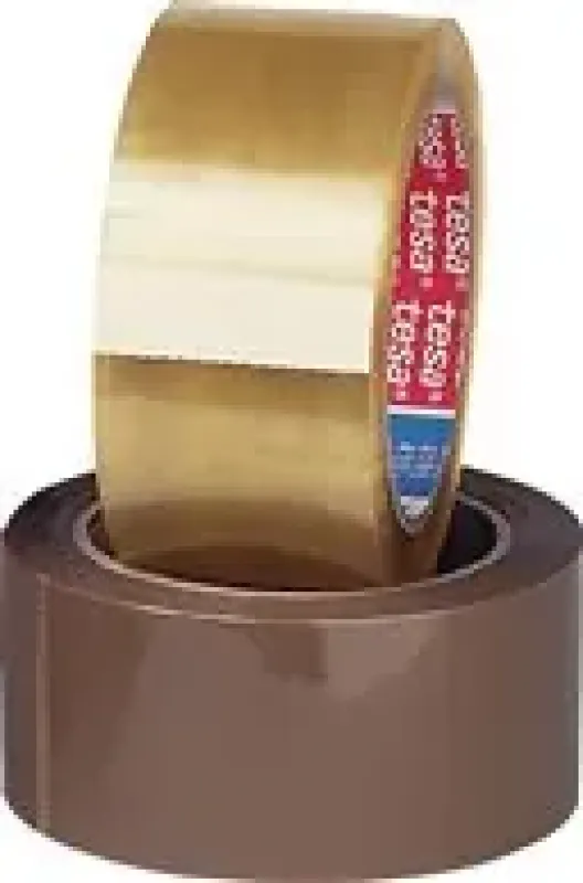 Übersicht verschiedener tesapack® Rollen (Braun, Transparent, Papierband) mit Logo und ® Symbol